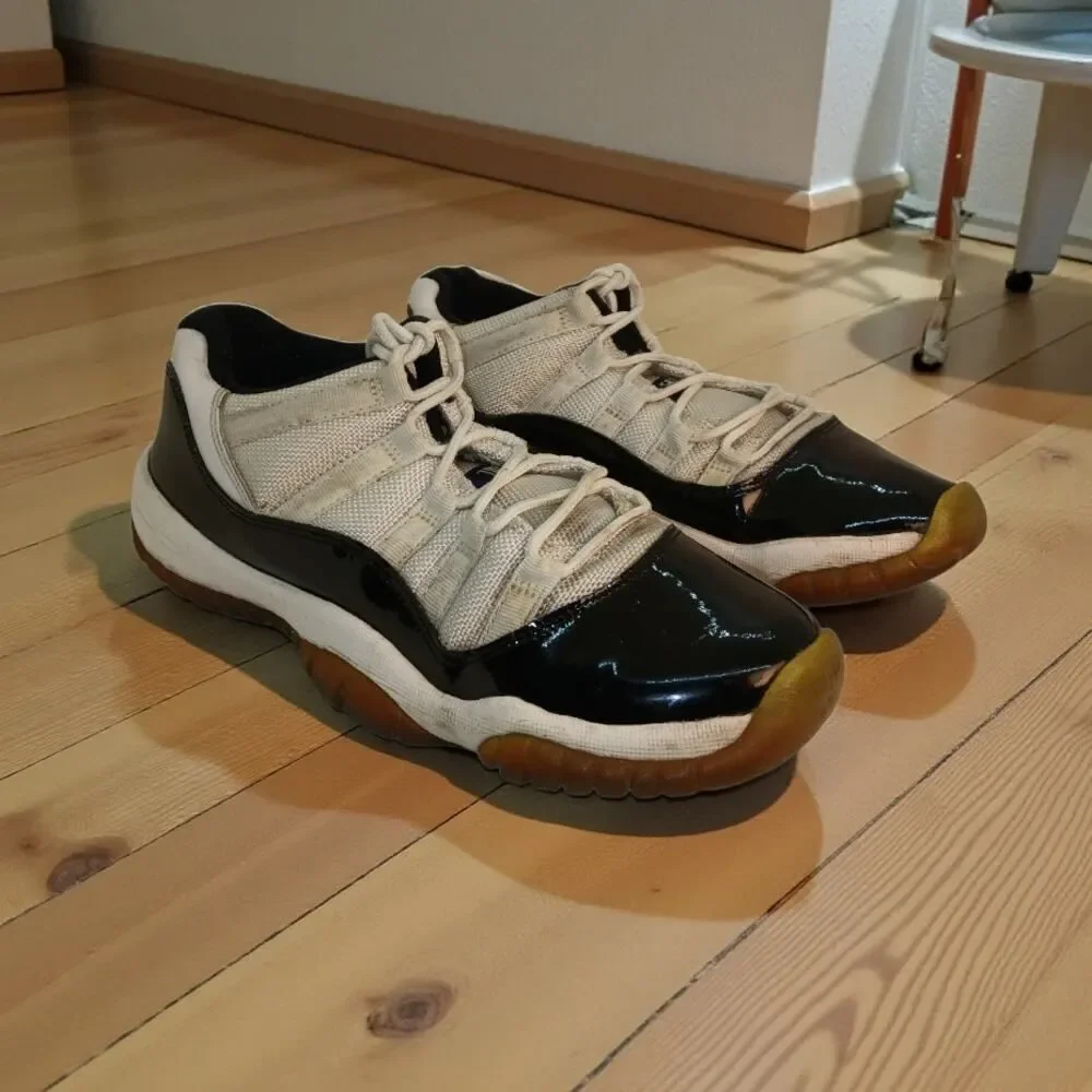 NIKE AIR JORDAN RETRO XI Boys Black & White Leather Sneakers - Size: 5Y